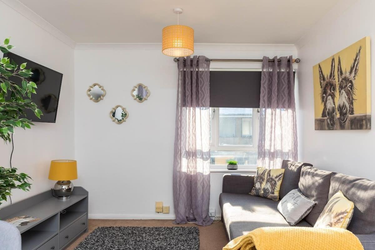19A The Broadwalk - Cozy 1Br In The Heart Of Crawley Near Gatwick Airport Great For Contractors And Flight Crew Students Vila Exterior foto