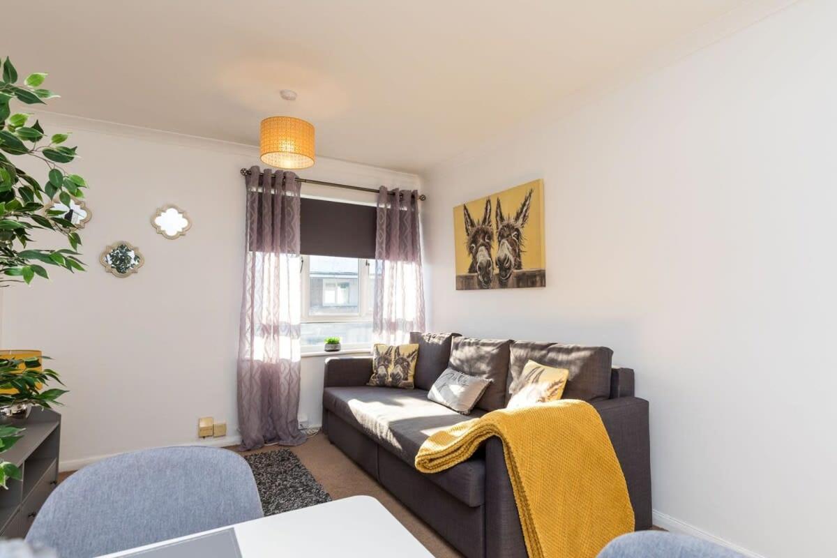 19A The Broadwalk - Cozy 1Br In The Heart Of Crawley Near Gatwick Airport Great For Contractors And Flight Crew Students Vila Exterior foto