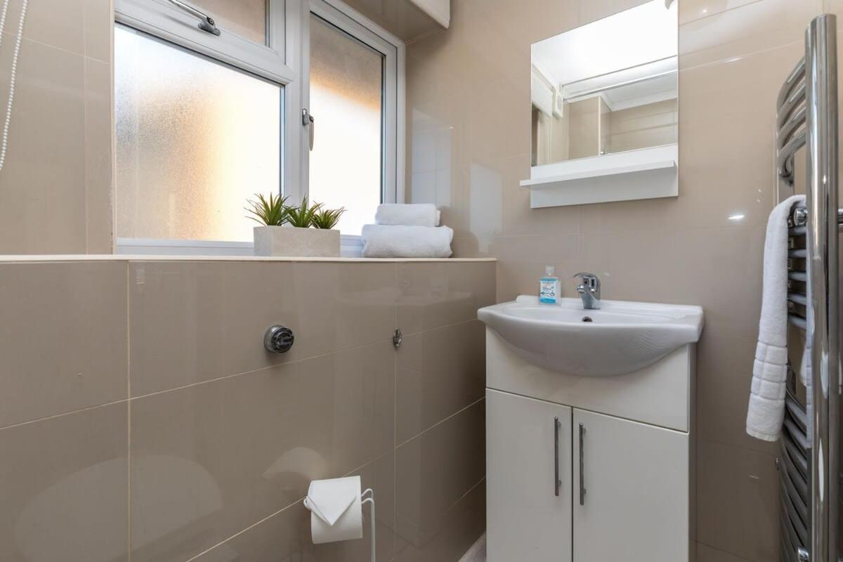 19A The Broadwalk - Cozy 1Br In The Heart Of Crawley Near Gatwick Airport Great For Contractors And Flight Crew Students Vila Exterior foto