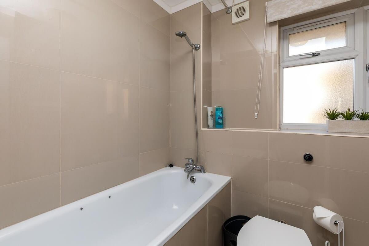 19A The Broadwalk - Cozy 1Br In The Heart Of Crawley Near Gatwick Airport Great For Contractors And Flight Crew Students Vila Exterior foto