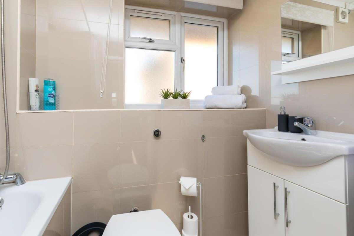 19A The Broadwalk - Cozy 1Br In The Heart Of Crawley Near Gatwick Airport Great For Contractors And Flight Crew Students Vila Exterior foto