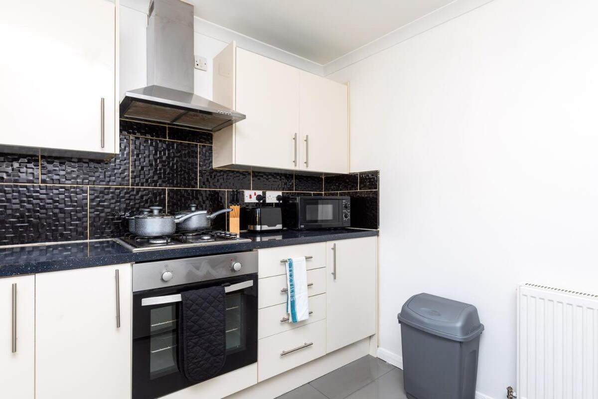 19A The Broadwalk - Cozy 1Br In The Heart Of Crawley Near Gatwick Airport Great For Contractors And Flight Crew Students Vila Exterior foto