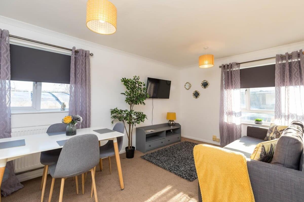19A The Broadwalk - Cozy 1Br In The Heart Of Crawley Near Gatwick Airport Great For Contractors And Flight Crew Students Vila Exterior foto