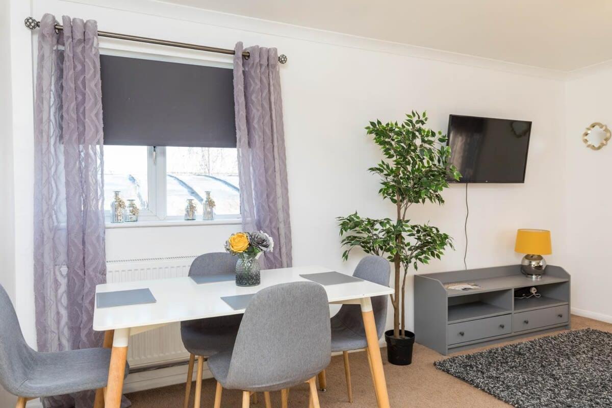19A The Broadwalk - Cozy 1Br In The Heart Of Crawley Near Gatwick Airport Great For Contractors And Flight Crew Students Vila Exterior foto