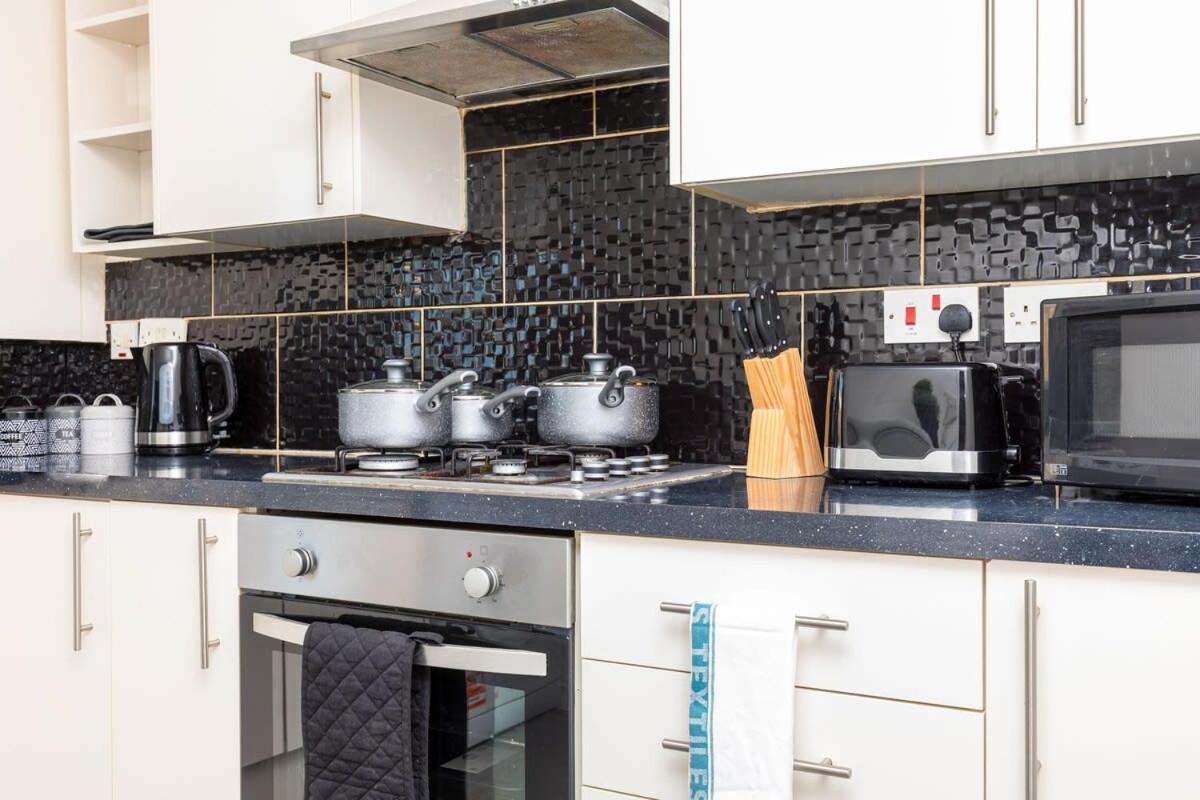 19A The Broadwalk - Cozy 1Br In The Heart Of Crawley Near Gatwick Airport Great For Contractors And Flight Crew Students Vila Exterior foto